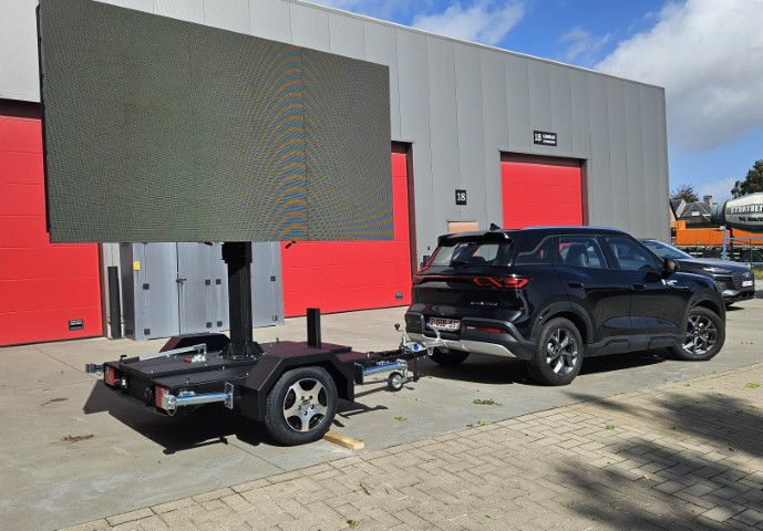 Camion publicitaire mobile avec un écran LED allumé en intérieur, prêt pour des campagnes de communication innovantes et modulables